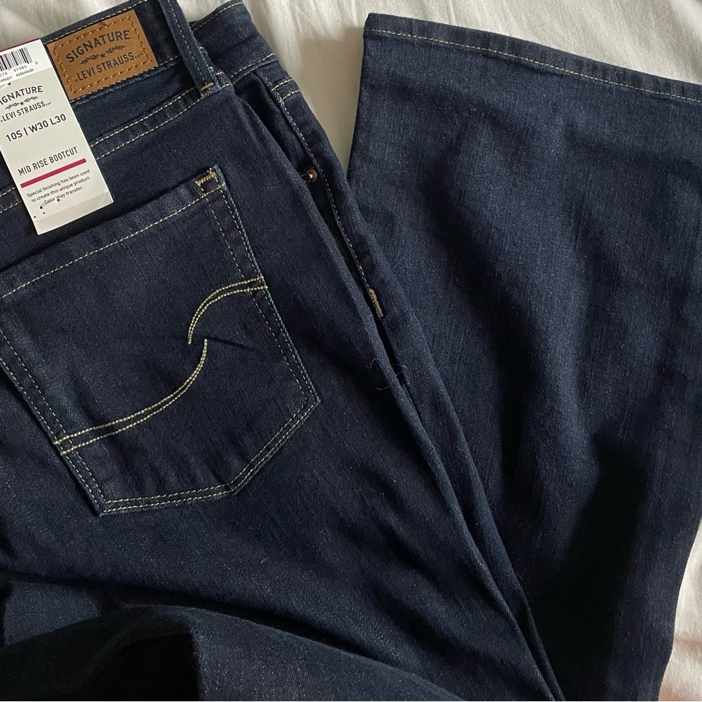 Signature by Levi Strauss & Co. Gold Label Women's Shaping Bootcut Jeans - Picture 3 of 5